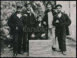 1918 Magyar tengerészek olasz hadifogságban. St. Giovanniban. Későbbi nagyítás. / Hungarian navy sailors in Italian POW camp 24x16 cm