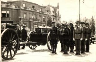 1932 Budapest, Endresz György óceánrepülő pilóta temetése, koporsó katonák, leventék és repülőtisztek kíséretében. photo