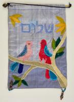 Héber feliratos falitextil, törött fémrúddal, 31x21 cm.