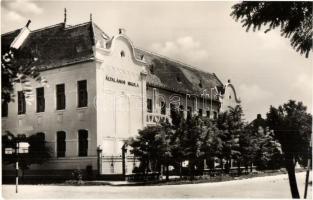 Túrkeve - 8 db MODERN városképes lap: strand, általános iskola, Petőfi tér, Tanácsháza. Képzőművésze...