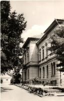 Túrkeve - 8 db MODERN városképes lap: strand, általános iskola, Petőfi tér, Tanácsháza. Képzőművésze...