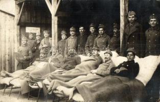 Osztrák-magyar katonai tábori kórház sebesült katonákkal / WWI K.u.K. military camp hospital with injured soldiers, photo