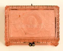 Rózsaszín üveg ékszerládika, tetején Ferenc József babérkoszorús arcképével, kopásnyomokkal, 10x12x7...