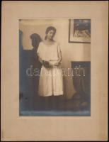 cca 1921 Máté Olga (1878-1961) aláírt, datált, hideg pecséttel jelzett, vintage fotóművészeti alkotása, 22,5x16,5 cm, karton (sarkán törésvonal) 32x25 cm