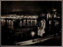 cca 1940 Budapest, éjszakai felvétel a régi Erzsébet híd forgalmáról, vintage fotó, kasírozva, 29x39 cm