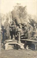 Katonák mélyen elmerültek egy mozsár ágyú tanulmányozásában / WWI K.u.k. military, soldiers studying a mortar cannon, photo