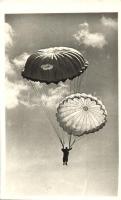 1953 Ejtőernyős sport a bátrak sportja, Képzőművészeti Alap kiadása / Parachuting
