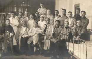 1915 Budapest, Révész utcai hadi kórház, sebesült katonák nővérrel és orvossal / WWI K.u.k. military hospital in Budapest, interior, soldiers with nurse and doctor. photo (EK)