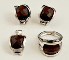 Ezüst(Ag) üveg kővel díszített szett (fülbevaló, gyűrű, függő), jelzett, gyűrű méret: 56, bruttó: 17,6 g