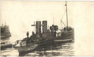 A megtorpedózott osztrák-magyar T 51 torpedónaszád, matrózok a fedélzeten / the torpedo damaged Tb 51 torpedoboat, Austro-Hungarian Torpedoboot, K.u.K. Kriegsmarine mariners. photo (EK)