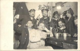 Születésnap megünneplése a tengerész önkéntesek között a Babenberg csatahajón / SMS Babenberg Austro-Hungarian Navy battleship, volunteer mariners celebrating a birthday with drinks, K.u.K. Kriegsmarine. photo