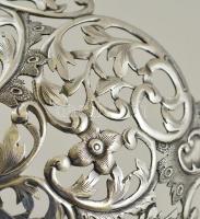 Ezüst(Ag) áttört ornamentikus hongkongi bonbonkínáló, jelzett, d: 13 cm, nettó: 137 g