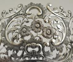 Ezüst(Ag) áttört ornamentikus hongkongi bonbonkínáló, jelzett, d: 13 cm, nettó: 137 g