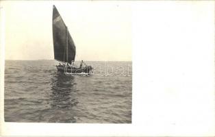 Sardinenfänger unter Segel / sardine catcher sailboat in Pola, fishermen. Verlag Schrinner, Phot. Alois Beer