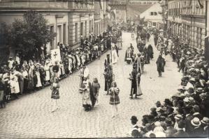 1921 Jelmezes ünnepi felvonulás valahol CSehszlovákiában, 21 foto képeslap / Procession somewhere in...