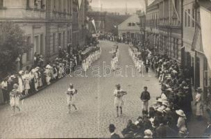 1921 Jelmezes ünnepi felvonulás valahol CSehszlovákiában, 21 foto képeslap / Procession somewhere in...