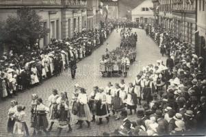 1921 Jelmezes ünnepi felvonulás valahol CSehszlovákiában, 21 foto képeslap / Procession somewhere in...