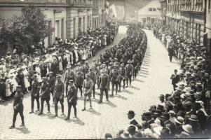 1921 Jelmezes ünnepi felvonulás valahol CSehszlovákiában, 21 foto képeslap / Procession somewhere in...