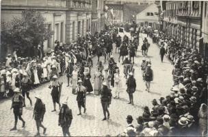 1921 Jelmezes ünnepi felvonulás valahol CSehszlovákiában, 21 foto képeslap / Procession somewhere in...