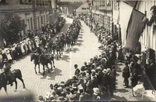 1921 Jelmezes ünnepi felvonulás valahol CSehszlovákiában, 21 foto képeslap / Procession somewhere in...