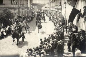 1921 Jelmezes ünnepi felvonulás valahol CSehszlovákiában, 21 foto képeslap / Procession somewhere in...