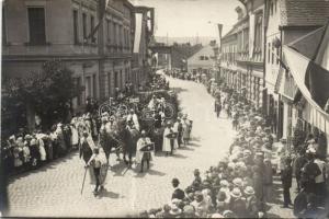 1921 Jelmezes ünnepi felvonulás valahol CSehszlovákiában, 21 foto képeslap / Procession somewhere in...