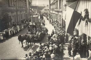 1921 Jelmezes ünnepi felvonulás valahol CSehszlovákiában, 21 foto képeslap / Procession somewhere in...