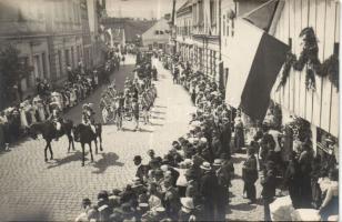 1921 Jelmezes ünnepi felvonulás valahol CSehszlovákiában, 21 foto képeslap / Procession somewhere in...