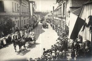 1921 Jelmezes ünnepi felvonulás valahol CSehszlovákiában, 21 foto képeslap / Procession somewhere in...