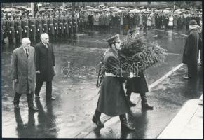 6 db vintage fotó Kádár Jánosról, 17x12 cm és 23x18x5 cm között