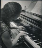 1962 Fischer Annie (1914-1995) háromszoros Kossuth-díjas zongoraművészről készült fotósorozat, 6 db vintage fotó jelzés nélkül, Kotnyek Antal (1921-1990) fotóriporter hagyatékából, 21x18 cm és 17x11,5 cm között