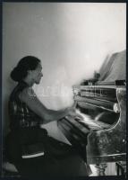1962 Fischer Annie (1914-1995) háromszoros Kossuth-díjas zongoraművészről készült fotósorozat, 6 db ...