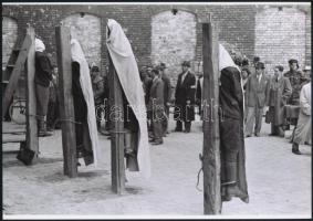 1945 Budapest, háborús bűnösök nyilvános kivégzése, 4 db vintage negatívról készült mai nagyítás, 25...