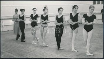 Balettjelenetek, 7 db vintage fotó, 8x5,5 cm és 23x17 cm között