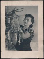 cca 1950 Karácsony esték családi körben, 5 db vintage fotó, 9x14 cm és 17x17 cm között