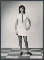 1972 Egy lap a fotómodell és manöken nyilvántartásból, 24x18 cm