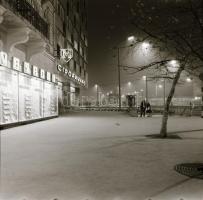 cca 1970 Budapest, éjszakai felvételek a Baross téren, 10 db vintage negatív Kotnyek Antal (1921-1990) fotóriporter hagyatékából, 6x6 cm