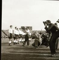 1954 Budapest, angol-magyar labdarugó mérkőzésről készült 21 db vintage negatív Kotnyek Antal (1921-...