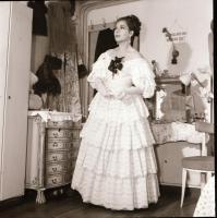 1962 Ruttkai Éva és Esztergályos Cecília színésznőkről készült fotósorozatok vintage negatívja, 20 d...