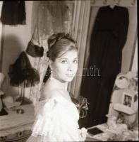 1962 Ruttkai Éva és Esztergályos Cecília színésznőkről készült fotósorozatok vintage negatívja, 20 d...