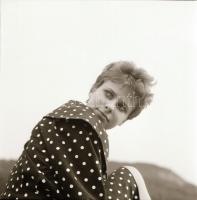 1962 Ruttkai Éva és Esztergályos Cecília színésznőkről készült fotósorozatok vintage negatívja, 20 d...