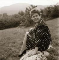 1962 Ruttkai Éva és Esztergályos Cecília színésznőkről készült fotósorozatok vintage negatívja, 20 d...