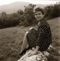 1962 Ruttkai Éva és Esztergályos Cecília színésznőkről készült fotósorozatok vintage negatívja, 20 d...