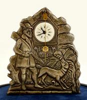 XX. század. Zappler óra búra alatt, kézzel készült vadászjelenetet ábrázoló ezüst díszítéssel, felhú...