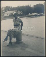 cca 1938 Hidroplán balatoni kikötőben, jelzés nélküli vintage fotó dr. Sevcsik Jenő (1899-1996) hagyatékából, 14x11,5 cm