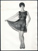 cca 1970 Női szerkók csábítása, 4 db szolidan erotikus, vintage fotó, 24x18 cm és 22x13 cm között / 4 erotic photos