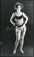 cca 1970 Női szerkók csábítása, 4 db szolidan erotikus, vintage fotó, 24x18 cm és 22x13 cm között / ...