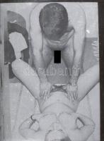 cca 1965 Pornó parti, 32 db erotikus fénykép repró, diapozitív filmen, 24x36 mm
