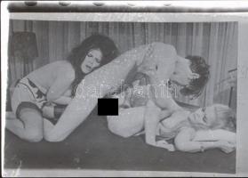 cca 1965 Pornó parti, 32 db erotikus fénykép repró, diapozitív filmen, 24x36 mm