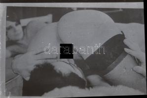 cca 1965 Pornó parti, 32 db erotikus fénykép repró, diapozitív filmen, 24x36 mm